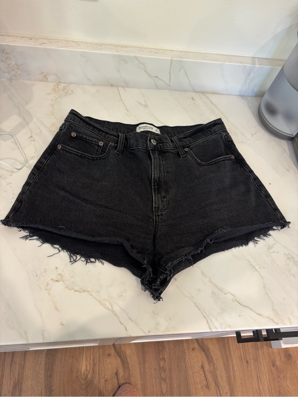 Abercrombie ‘90s Relaxed Cut off Curve Love Short